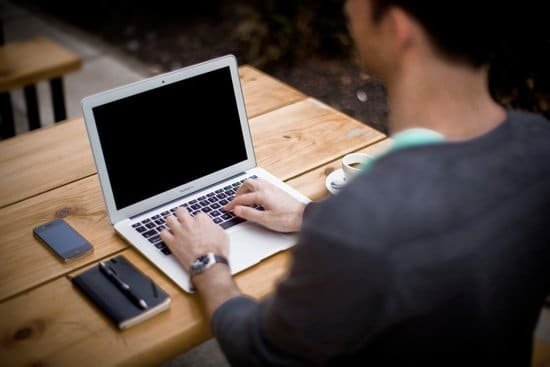 Hombre usando una notebook