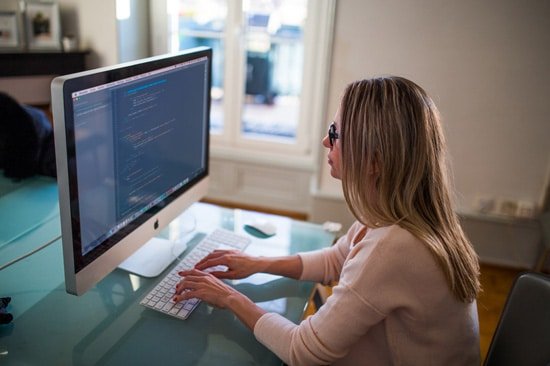 Persona escribiendo código en una computadora