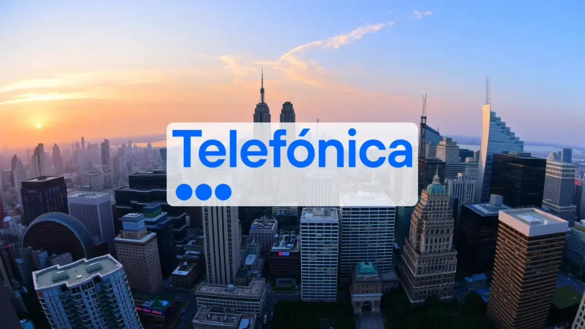 Telefónica recorta previsiones de JPMorgan mientras encadena un fallo judicial favorable y dos frentes regulatorios abiertos